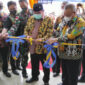 Bupati Kubar FX.Yapan Bersama Direktur Kepatutan PT BPD Bankaltimtara saat Pengguntingan Pita Peresmian Kantor Kas RSUD HIS