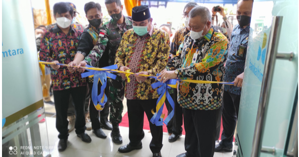 Bupati Kubar FX.Yapan Bersama Direktur Kepatutan PT BPD Bankaltimtara saat Pengguntingan Pita Peresmian Kantor Kas RSUD HIS