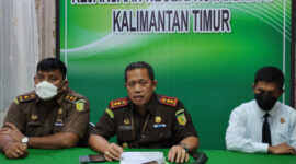 Kejari Kubar Bayu Pramesti SH (tengah) didampingi Kasi Intel Kejari Kubar Ricki Rionart P Panggabean SH,MH.Li (kiri) dan Kasi Datun Kejari Kubar Herui Suryadmiko R SH