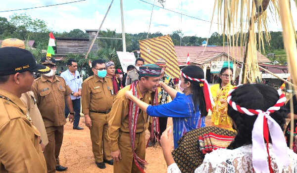 Kepala BKAD Kubar Sahadi Beserta Rombongan Menghadiri Acara Puncak Gugu Tahun  Kampung Bentas