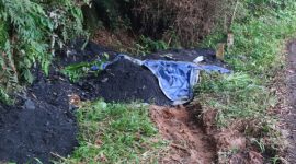 Batu bara tumpah di sisi jalan lintas Kampung Belempung Ulaq Menuju Kampung Ngenyan Asa (Sabtu 15/10/2022 Pukul 17.30 WITA) 