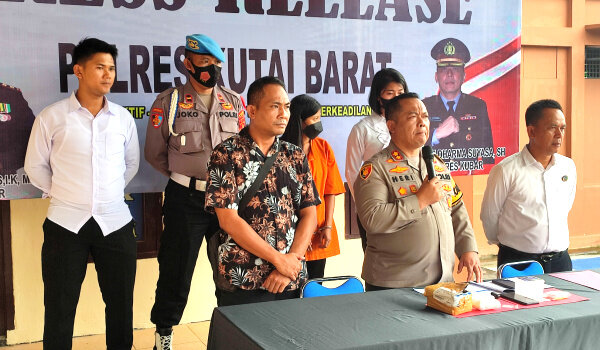 Kapolres Kubar AKBP..Heri Rusyaman Saat Menyampaikan Pers Rilis