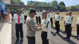 Kasat Binmas Polres Kubar AKP Abdul Mutholib Saat Menyematkan Tanda Peserta Diksar Satpam PT KOG Angkatan ke-8 Tahun 2023