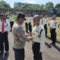 Kasat Binmas Polres Kubar AKP Abdul Mutholib Saat Menyematkan Tanda Peserta Diksar Satpam PT KOG Angkatan ke-8 Tahun 2023