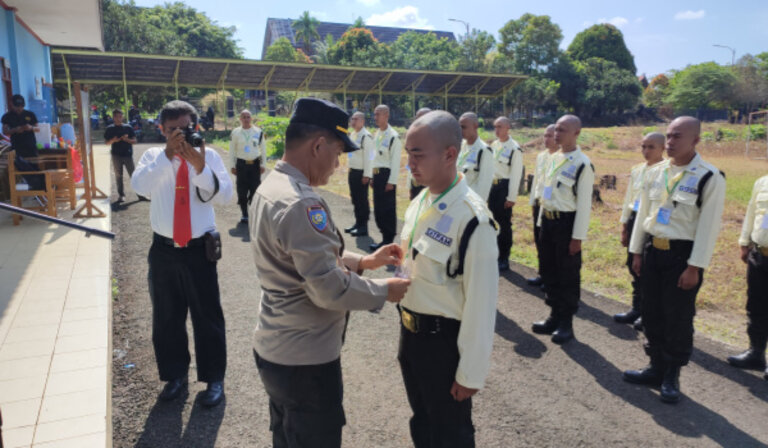 Kasat Binmas Polres Kubar AKP Abdul Mutholib Saat Menyematkan Tanda Peserta Diksar Satpam PT KOG Angkatan ke-8 Tahun 2023