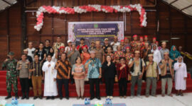 Foto Bersama Bupati Mahulu Bonifasius Belawan Geh Saat Acara Syukuran Hasil Panen Padi Baru Masyarakat Dayak mahulu