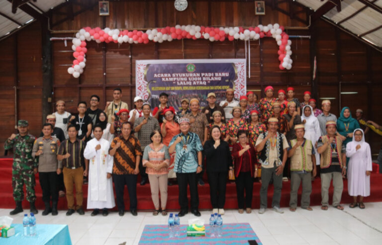 Foto Bersama Bupati Mahulu Bonifasius Belawan Geh Saat Acara Syukuran Hasil Panen Padi Baru Masyarakat Dayak mahulu