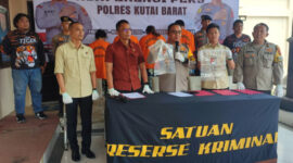 Kapolres Kubar AKBP Kade Budyarta didampingi Kasat Reskrim AKP Asriadi Saat Menyampaikan Keterangan Pers
