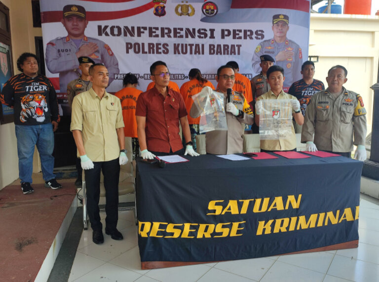 Kapolres Kubar AKBP Kade Budyarta didampingi Kasat Reskrim AKP Asriadi Saat Menyampaikan Keterangan Pers