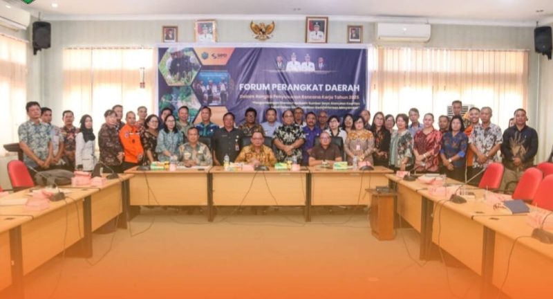 Foto Bersama Sekda Mahulu Stephanus Madang Saat Buka Forum Perangkat Daerah