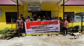 Foto Bersama Tim Kejari Kubar Dengan Masyarakat Kampung Kelian Dalam