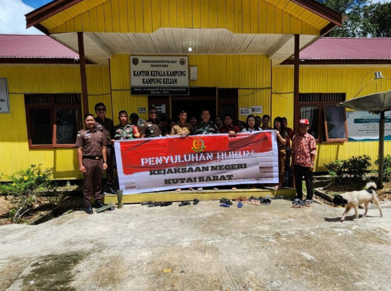 Foto Bersama Tim Kejari Kubar Dengan Masyarakat Kampung Kelian Dalam