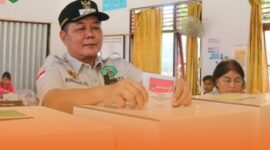 Bupati Mahulu Bonifasius Belawan Geh Melakukan Pencoblosan di TPS 006 Ujoh Bilang