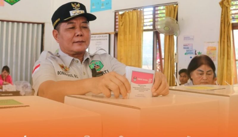 Bupati Mahulu Bonifasius Belawan Geh Melakukan Pencoblosan di TPS 006 Ujoh Bilang