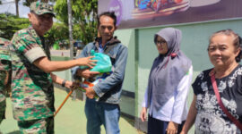 Dandim 0912/Kbr Letkol CZI Eko Handoyo, S.T Saat Menyerahkan Paket Sembako Bazar Murah kepada masyarakat