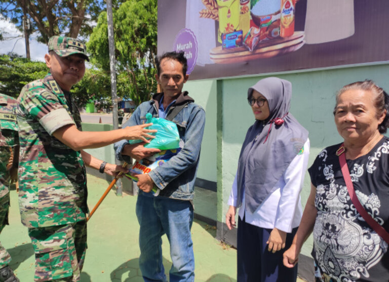 Dandim 0912/Kbr Letkol CZI Eko Handoyo, S.T Saat Menyerahkan Paket Sembako Bazar Murah kepada masyarakat