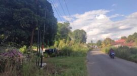 Foto : Tampak tiang-tiang jaringan internet di depan rumah warga sampai tiga tiang