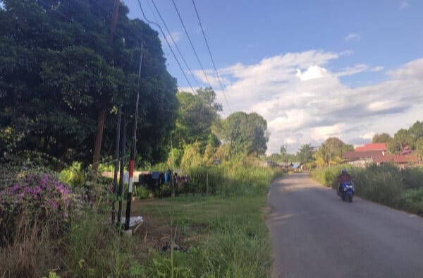 Foto : Tampak tiang-tiang jaringan internet di depan rumah warga sampai tiga tiang