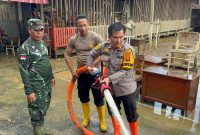 Kapolres Mahakam Ulu AKBP Anthony Rybok Tampak Membersihkan Gedung Sekolah