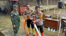 Kapolres Mahakam Ulu AKBP Anthony Rybok Tampak Membersihkan Gedung Sekolah