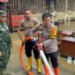Kapolres Mahakam Ulu AKBP Anthony Rybok Tampak Membersihkan Gedung Sekolah