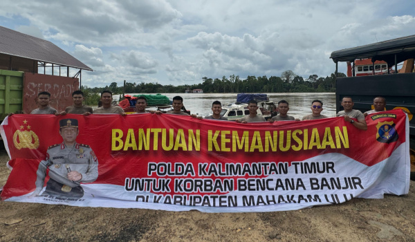 Polda Kaltim Mengirimkan Bantuan Kemanusiaan Untuk Korban Banjir di Mahakam Ulu