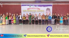 Foto Bersama Wakil Bupati Mahulu Saat Pelaksanaan Hardiknas Tahun 2024