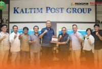 Foto Bersama Sekdakab Mahulu Stephanus Madang Dengan Staf Prokopim Saat mengikuti Pelatihan Fotografi dan Jurnalistik di Gedung Biru Kaltim Post Balikpapan