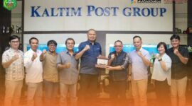 Foto Bersama Sekdakab Mahulu Stephanus Madang Dengan Staf Prokopim Saat mengikuti Pelatihan Fotografi dan Jurnalistik di Gedung Biru Kaltim Post Balikpapan