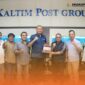 Foto Bersama Sekdakab Mahulu Stephanus Madang Dengan Staf Prokopim Saat mengikuti Pelatihan Fotografi dan Jurnalistik di Gedung Biru Kaltim Post Balikpapan