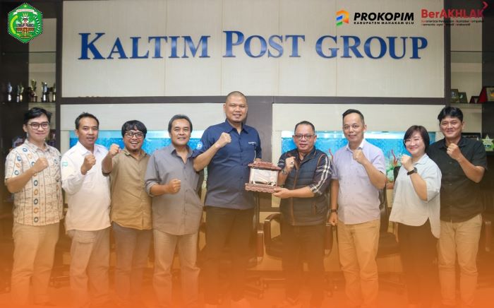 Foto Bersama Sekdakab Mahulu Stephanus Madang Dengan Staf Prokopim Saat mengikuti Pelatihan Fotografi dan Jurnalistik di Gedung Biru Kaltim Post Balikpapan