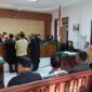 Foto Jalannya Persidangan Saat JPU, Penasihat Hukum dan Majelis Hakim Menyaksikan Bukti-Bukti Para Saksi JPU