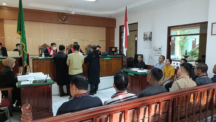 Foto Jalannya Persidangan Saat JPU, Penasihat Hukum dan Majelis Hakim Menyaksikan Bukti-Bukti Para Saksi JPU