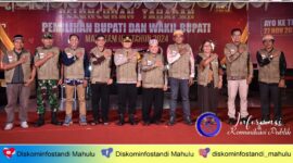 Foto Bersama Wabup Mahulu Yohanes Avun Dengan Komisioner KPU Mahulu Saat Launching Tahapan Pilkada Mahulu 2024 Mendatang