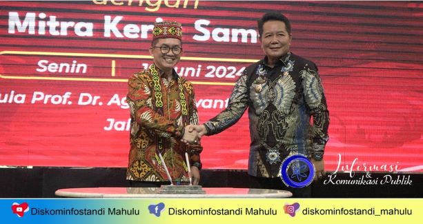 Foto Bupati Mahulu Bonifasius Belawan Geh SH ME Bersama Pelaksana Tugas (Plt) LAN RI Dr.Muhammad Taufiq, DEA Saat Acara Penandatanganan MoU