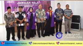 Aisiten I Setkab Mahulu drg.Agus Santoso Saat Melepas  15 Jamaah Haji Mahulu Tahun 2024