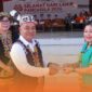 Foto Wakil Bupati Mahulu Saat Menyerahkan Obat-obatan Kepada Tim Bakti Kesehatan Pasca Banjir