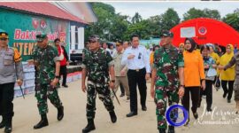 Bupati Mahulu Bonifasius Belawan geh Saat Mendampingi Pangdam VI Mulawarman Menyalurkan Bantuan Kemanusiaan Korban Banir