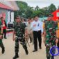 Bupati Mahulu Bonifasius Belawan geh Saat Mendampingi Pangdam VI Mulawarman Menyalurkan Bantuan Kemanusiaan Korban Banir