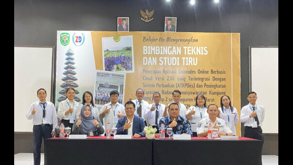 Foto Bersama Kadis PMK Kubar Erick Victory, S.Sos, M.Si Dengan Direktur Zaldi Institusi Indonesia Muhammad Rizal dan Perwakilan Aparatur Kampung dan BPK Kecamatan Barong Tongkok