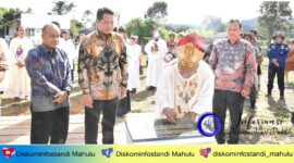 Bupati Mahulu Bonifasius Belawan Geh Saat Mersmikan Gereka Katolik Batoq Kelo