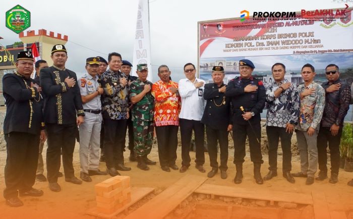 Foto Bersama Bupati Mahulu Bonifasius Belawan Geh, SH, ME Saat Menghadiri Undangan Peresmian Pembangunan Tahap I Mako Brimob di Tenggarong