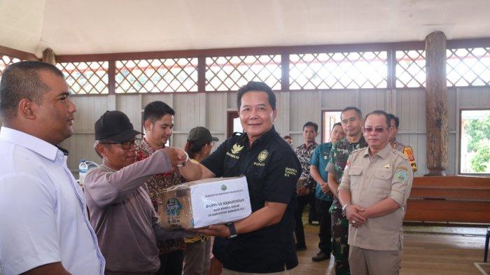 Bupati Mahulu Bonifasius Belawan Geh Bersama perangkat Lainnya Saat Menyalurkan Bantuan Kemanusiaan Korban Banjir