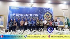 Foto Bersama Bupati Mahulu Bonifasius Belawan geh dan BPK RI Saat penyerahan WTP LKPD Tahun 2023