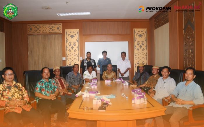 Wakil Bupati Mahulu Drs.Yohanes Avun Saat Memimpin Langsung Rapat Membahas Persiapan Pengadaan Lahan Tempat Pemakaman Umum (TPU)