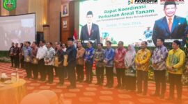 Foto Bersama Bupati Mahulu Bonifasius Belawan Geh, SH, ME Saat Menghadiri Rakor Perluasan Areal Pertanian Kementan