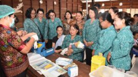 Ketua TP.PKK Kabupaten Mahakam Ulu (Mahulu) Yovita Bulan Saat Melaksanakan Kegiatan Intervensi Serentak Pencegahan Stunting