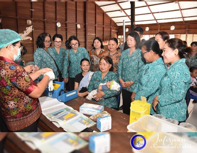 Ketua TP.PKK Kabupaten Mahakam Ulu (Mahulu) Yovita Bulan Saat Melaksanakan Kegiatan Intervensi Serentak Pencegahan Stunting