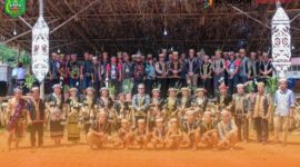 Foto Bersama Sekretaris Daerah kabupaten Mahakam Ulu Stephanus Madang Saat Menghadiri dan Membuka Upacara Adat