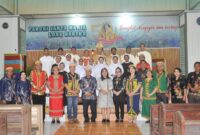 Foto Bersama Wakil Bupati Mahulu Drs.Yohanes Avun Saat Menghadiri Pesta Emas 50 Tahun Gereja Katolik St.Maria Long Hubung